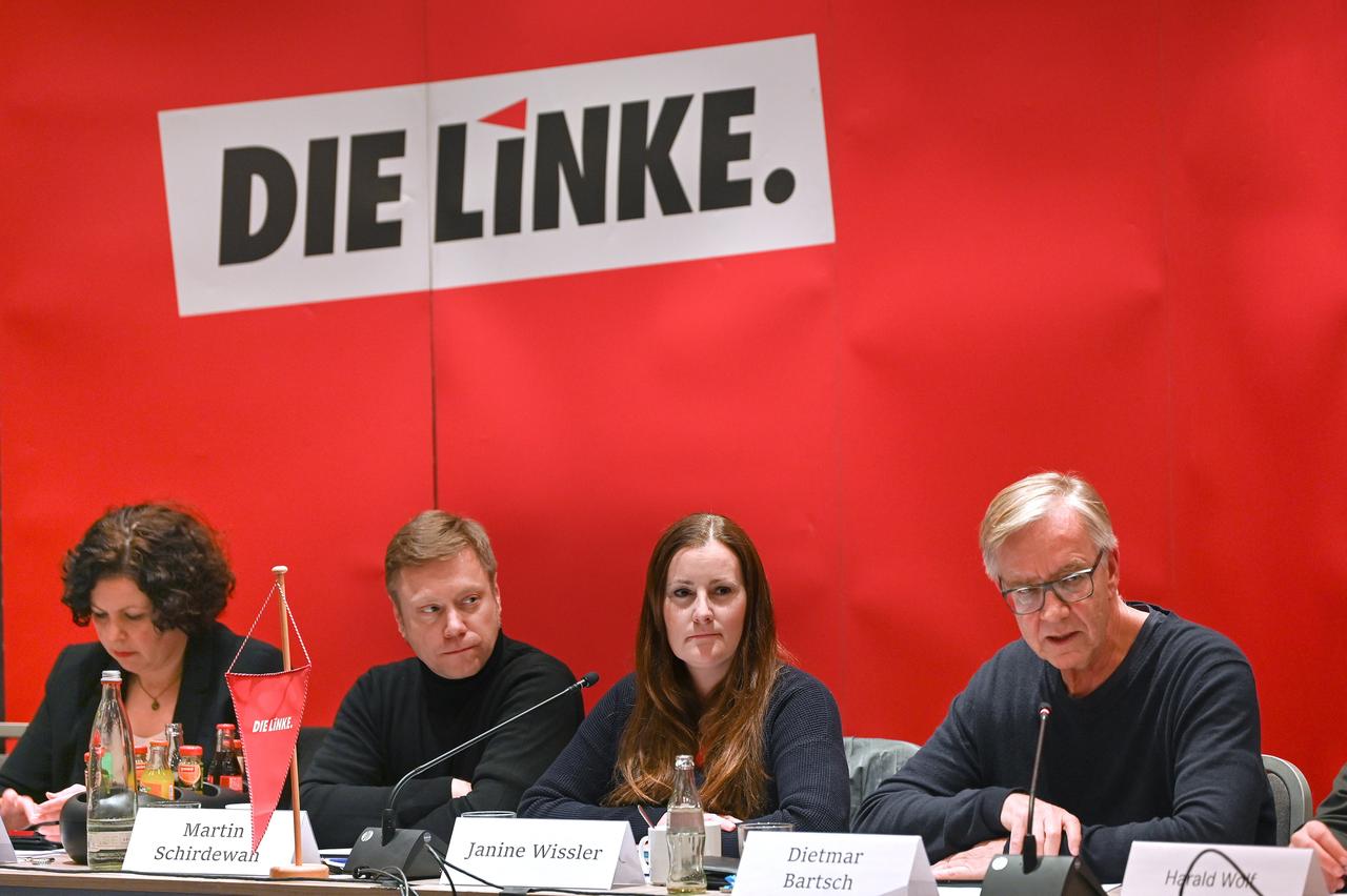 Bei einer Klausurtagung der Partei Die Linke im Dezember 2022 sitzen die Führungsköpfe (v.l.) Amira Mohamed Ali, Martin Schirdewan, Janine Wissler und Dietmar Bartsch Bei einer Klausurtagung der Partei Die Linke im Dezember 2022 sitzen die Führungsköpfe (v.l.) Amira Mohamed Ali, Martin Schirdewan, Janine Wissler und Dietmar Bartsch