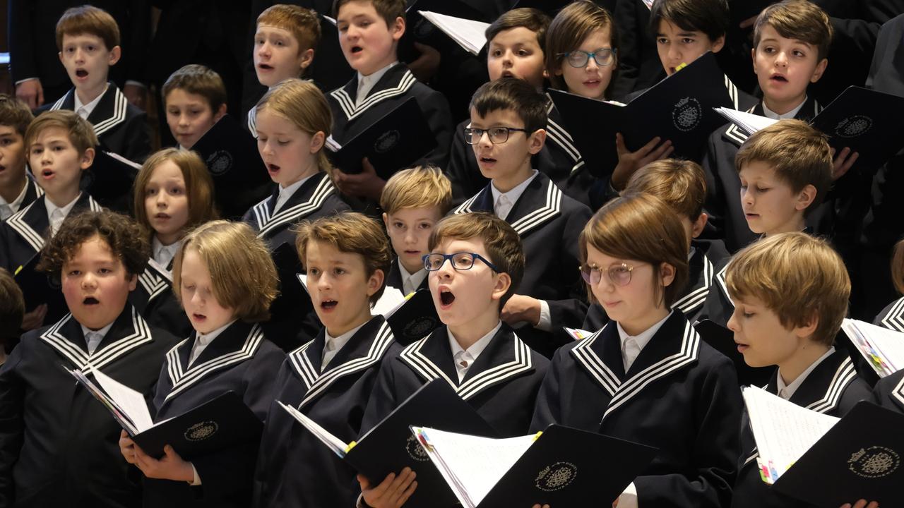 Sänger des Thomanerchores singen in der Thomaskirche in Leipzig am 24.12.2022.