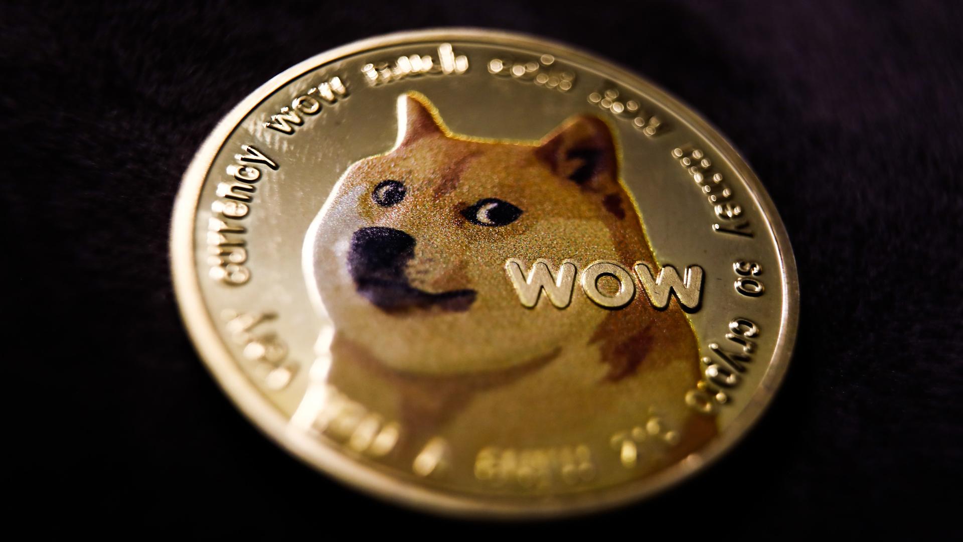 Auf einer Goldmünze ist der Kopf eines japanischen Shiba-Hundes mit der Aufschrift "Wow" zu sehen. Auf einer Goldmünze ist der Kopf eines japanischen Shiba-Hundes mit der Aufschrift "Wow" zu sehen.