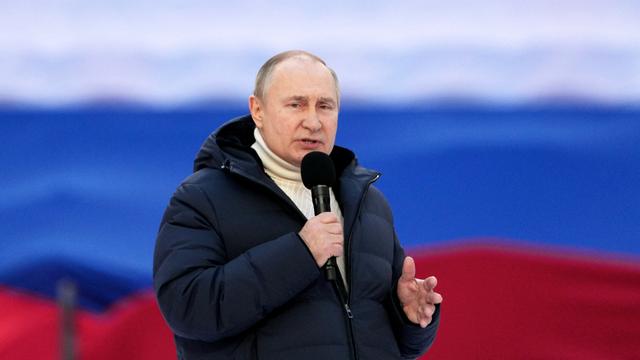 Russlands Machthaber Putin spricht am 18.03.2022 im Moskauer Luschniki-Stadion vor Zehntausenden jubelnden Russen.