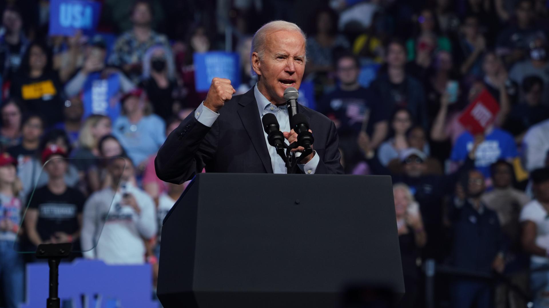 US-Präsident bei einer Wahlkampfveranstaltung in Philadelphia an einem Rednerpult US-Präsident bei einer Wahlkampfveranstaltung in Philadelphia an einem Rednerpult