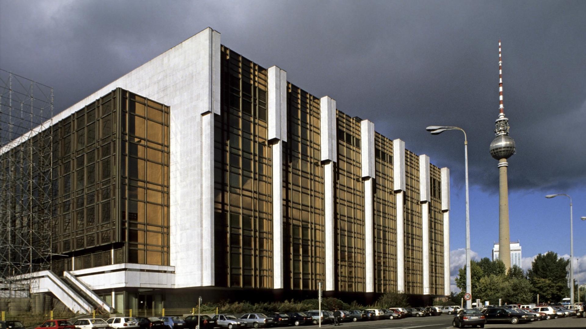 Außenansicht des Palastes der Republik in Berlin. Außenansicht des Palastes der Republik in Berlin.