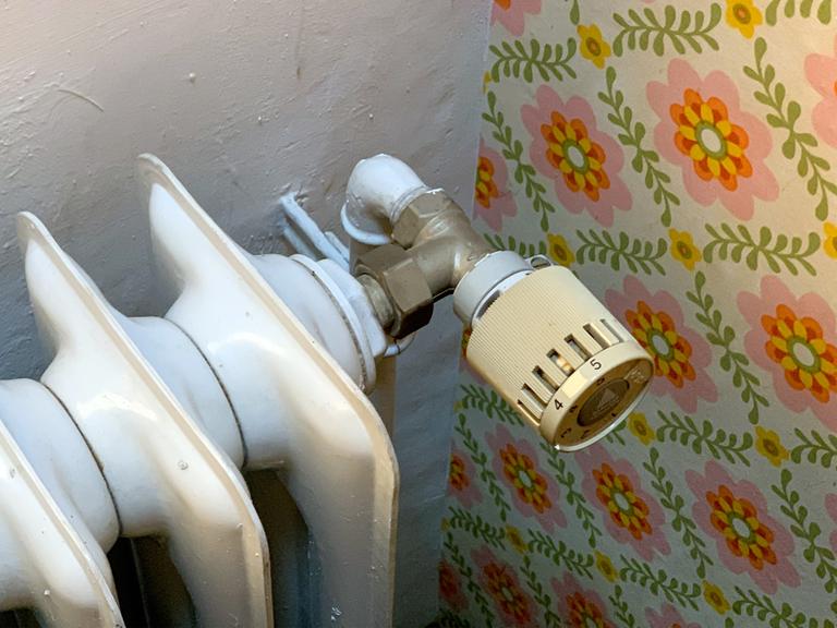 Altes Heizungsventil im Bad einer renovierungsbedürftigen Wohnung
