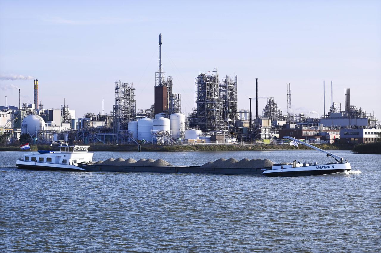 Die Chemiefabrik in Dordrecht von Chemours, besser bekannt als DuPont, war wiederholt wegen der Freisetzung von giftigen Substanzen in den Schlagzeilen. Chemours in Dordrecht ist die wichtigste Produktionsstätte für Fluorpolymere in Europa. Die Chemiefabrik in Dordrecht von Chemours, besser bekannt als DuPont, war wiederholt wegen der Freisetzung von giftigen Substanzen in den Schlagzeilen. Chemours in Dordrecht ist die wichtigste Produktionsstätte für Fluorpolymere in Europa.