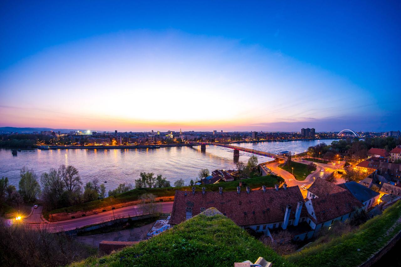 Blick auf die Donau, die in der Dämmerung durch Novi Sad fließt. Blick auf die Donau, die in der Dämmerung durch Novi Sad fließt.