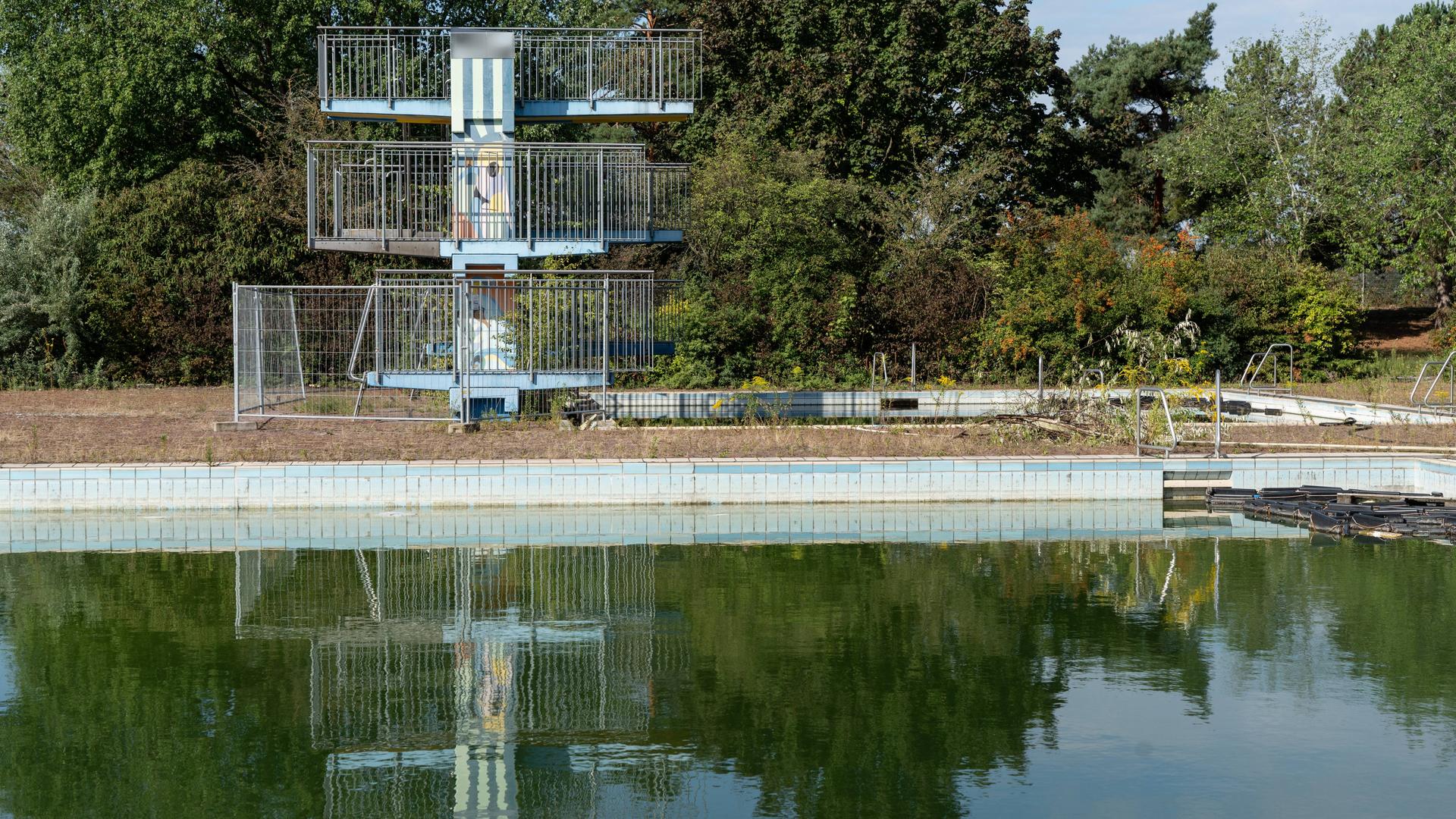Ein Sprungturm in einem geschlossenen Freibad Ein Sprungturm in einem geschlossenen Freibad