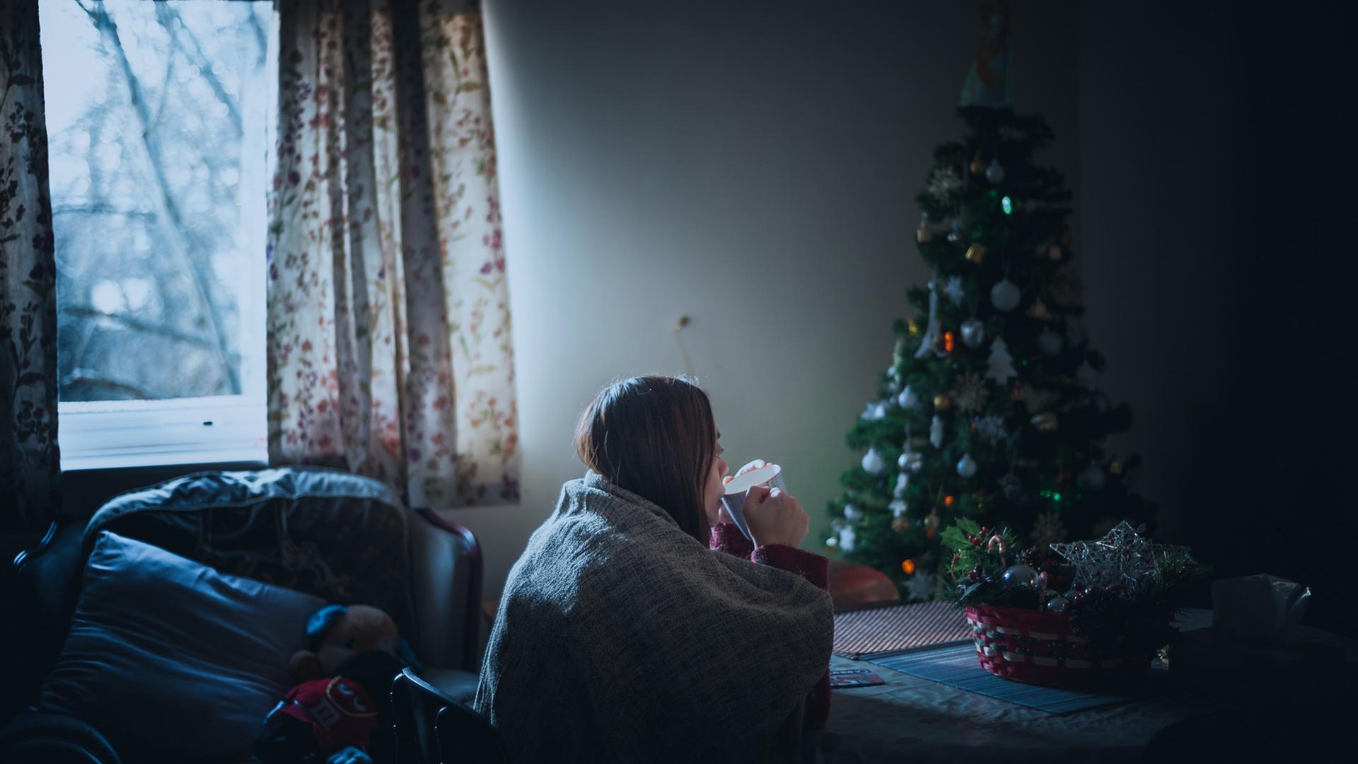 In den Tagen nach Weihnachten kommt eine Frau zur Ruhe - vielschichtige Impressionen von ihren ausgedehnten Reisen tauchen auf. Zu Sehen: Eine Frau sitzt Tee-trinkend in einem Zimmer, im hintergrund ein Weihnmachtsbaum. In den Tagen nach Weihnachten kommt eine Frau zur Ruhe - vielschichtige Impressionen von ihren ausgedehnten Reisen tauchen auf. Zu Sehen: Eine Frau sitzt Tee-trinkend in einem Zimmer, im hintergrund ein Weihnmachtsbaum.
