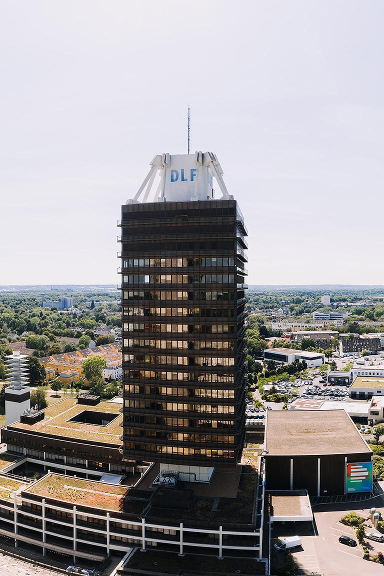 Das Hochhaus des Deutschlandfunks in einer Luftaufnahme an einem sonnigen Tag. Bild im Hochformat. Das Hochhaus des Deutschlandfunks in einer Luftaufnahme an einem sonnigen Tag. Bild im Hochformat.
