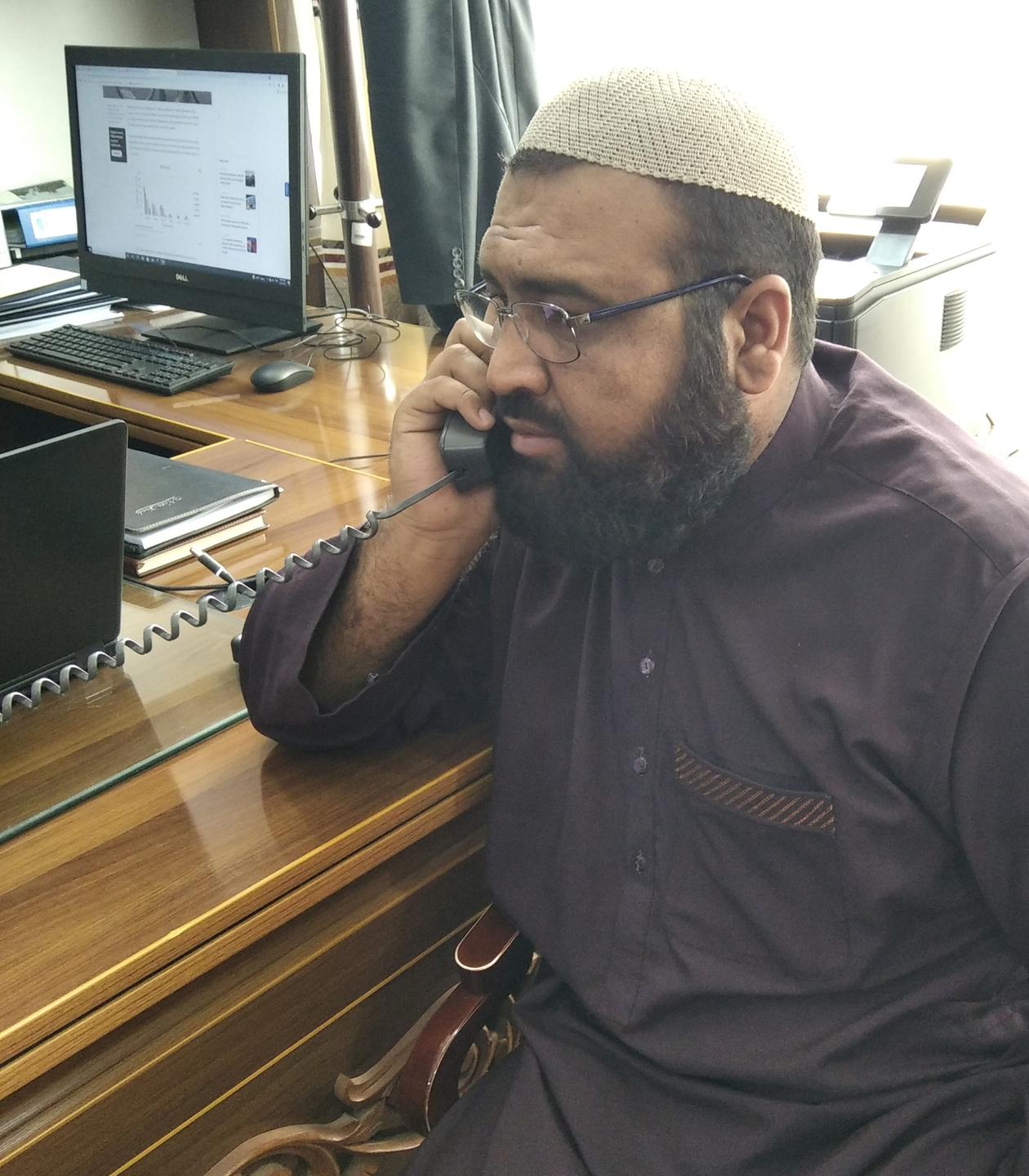 Ein Taliban am Telefon in seinem Büro.