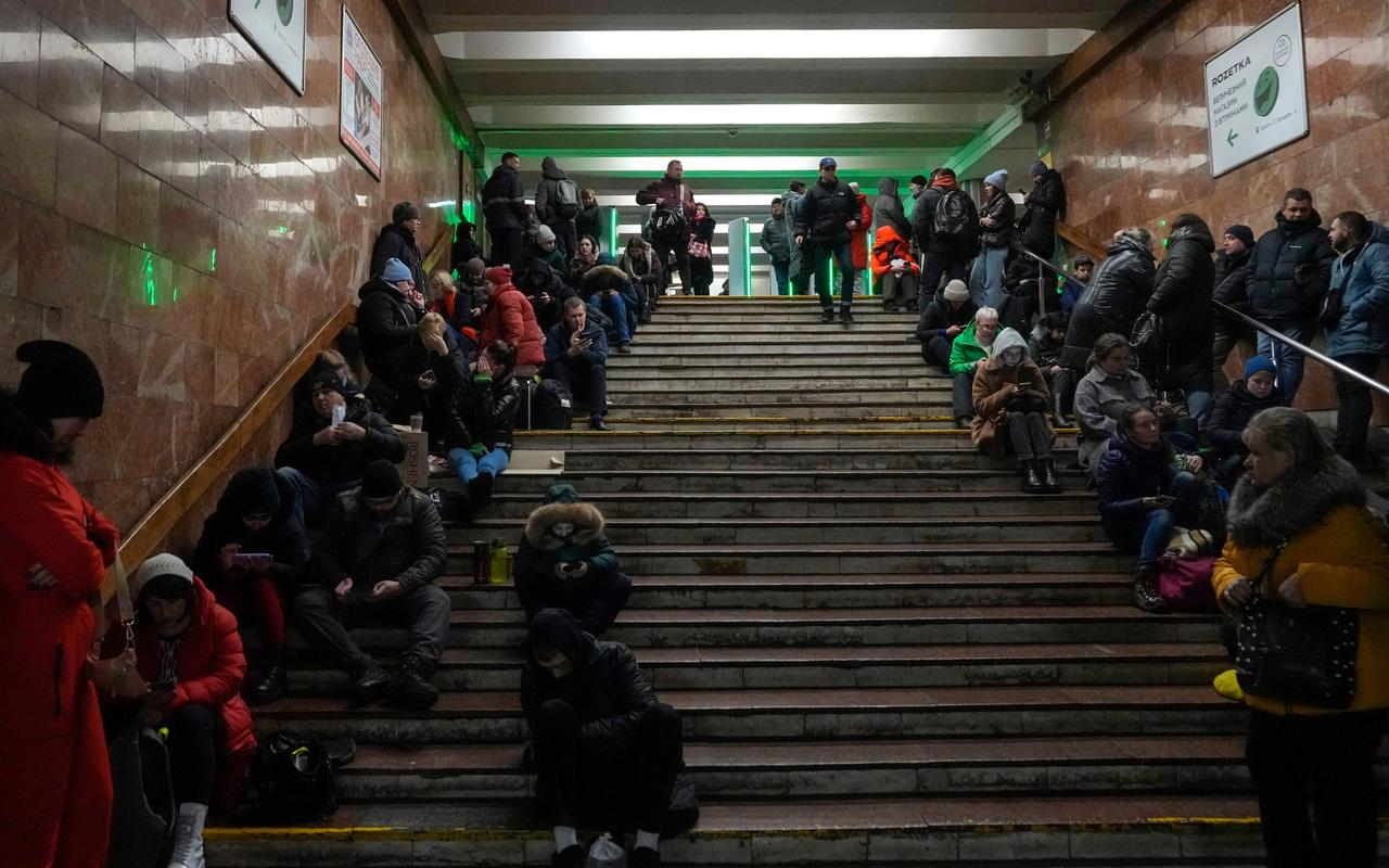 Menschen sitzen in Kiew auf Treppen in einer U-Bahn-Station, die während eines Raketenangriffs als Luftschutzbunker genutzt wird. Menschen sitzen in Kiew auf Treppen in einer U-Bahn-Station, die während eines Raketenangriffs als Luftschutzbunker genutzt wird.