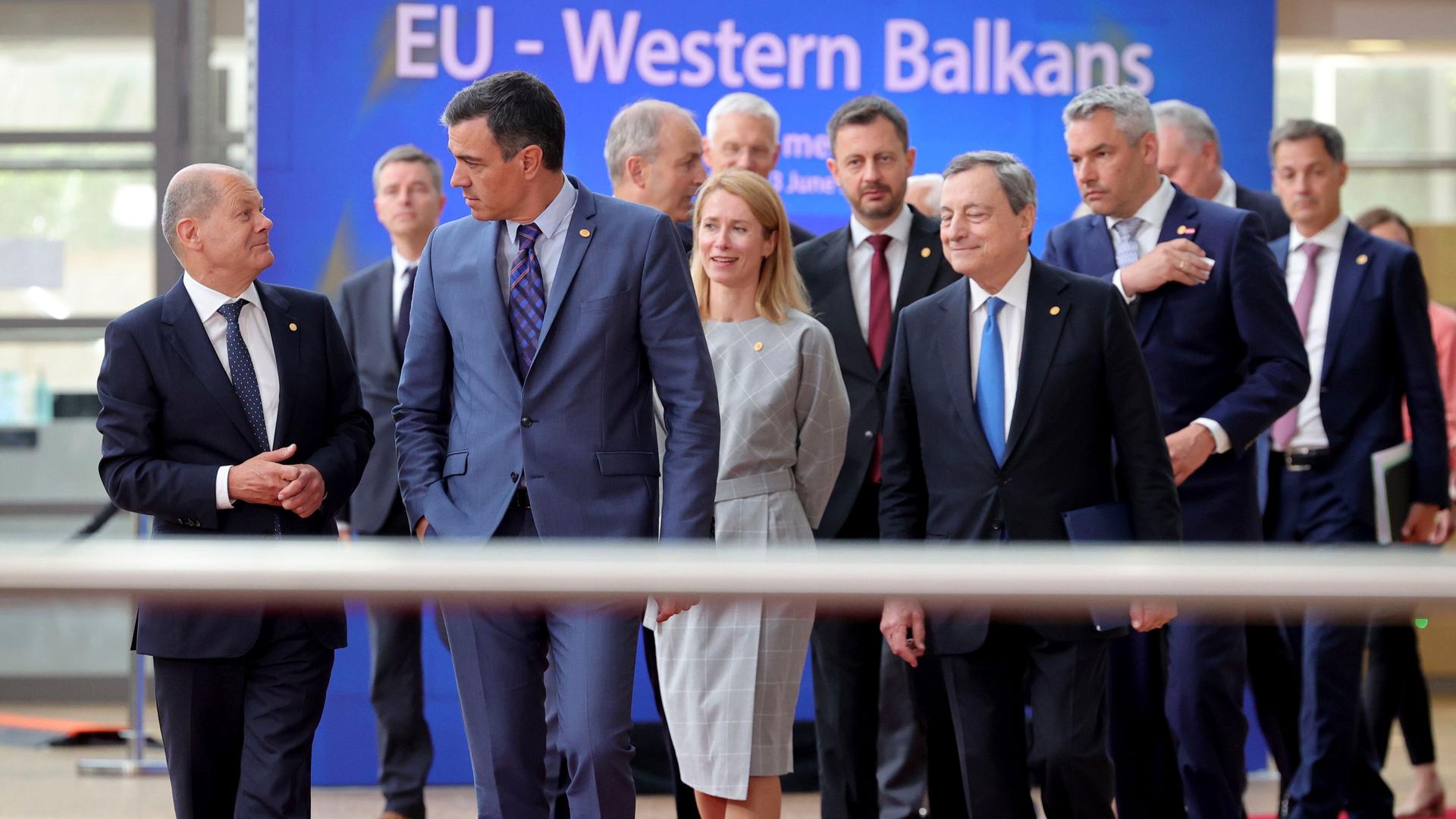 Belgien, Brüssel: Bundeskanzler Olaf Scholz (l) spricht mit Pedro Sanchez, Premierminister von Spanien, auf dem Weg zu einem Gruppenfoto während des EU-Gipfels in Brüssel. Belgien, Brüssel: Bundeskanzler Olaf Scholz (l) spricht mit Pedro Sanchez, Premierminister von Spanien, auf dem Weg zu einem Gruppenfoto während des EU-Gipfels in Brüssel.