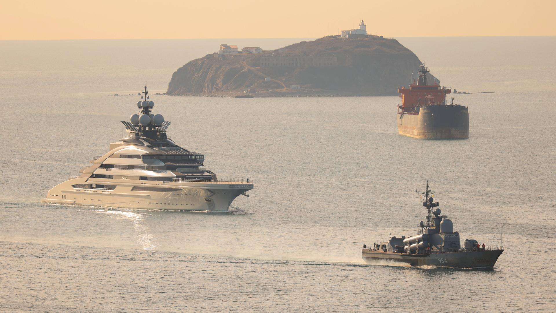 Bild einer russischen Superjacht im Bosporus. In der Nähe schwimmen ein russisches Militärboot und ein Tanker.