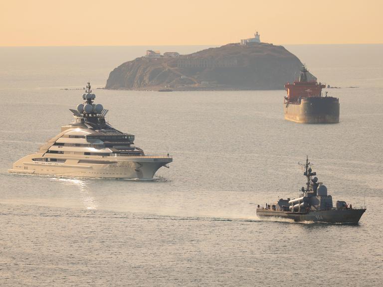 Bild einer russischen Superjacht im Bosporus. In der Nähe schwimmen ein russisches Militärboot und ein Tanker.