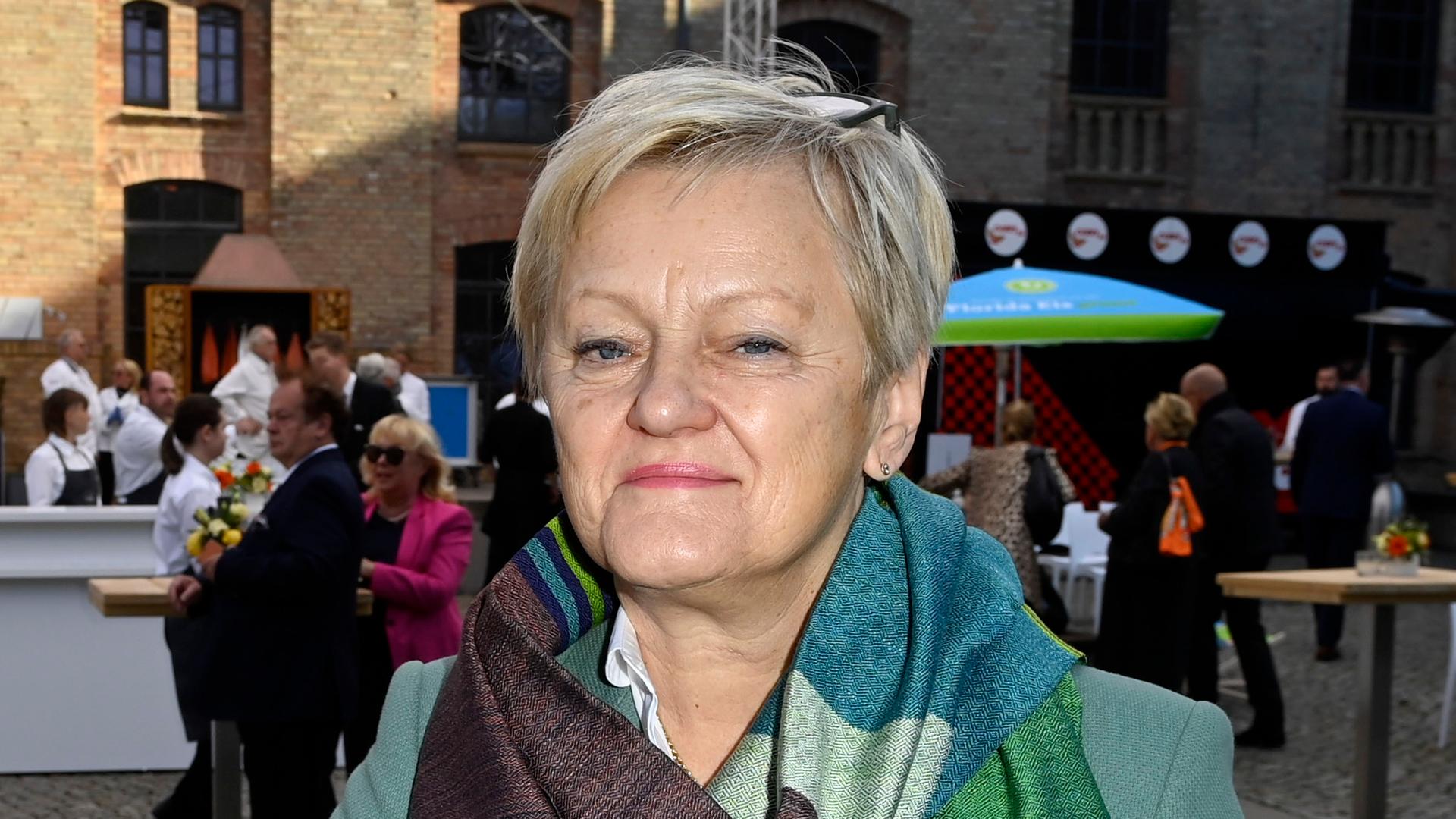 Renate Künast lächelt in die Kamera Renate Künast lächelt in die Kamera