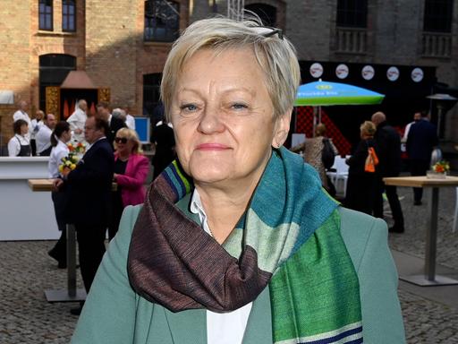 Renate Künast lächelt in die Kamera Renate Künast lächelt in die Kamera