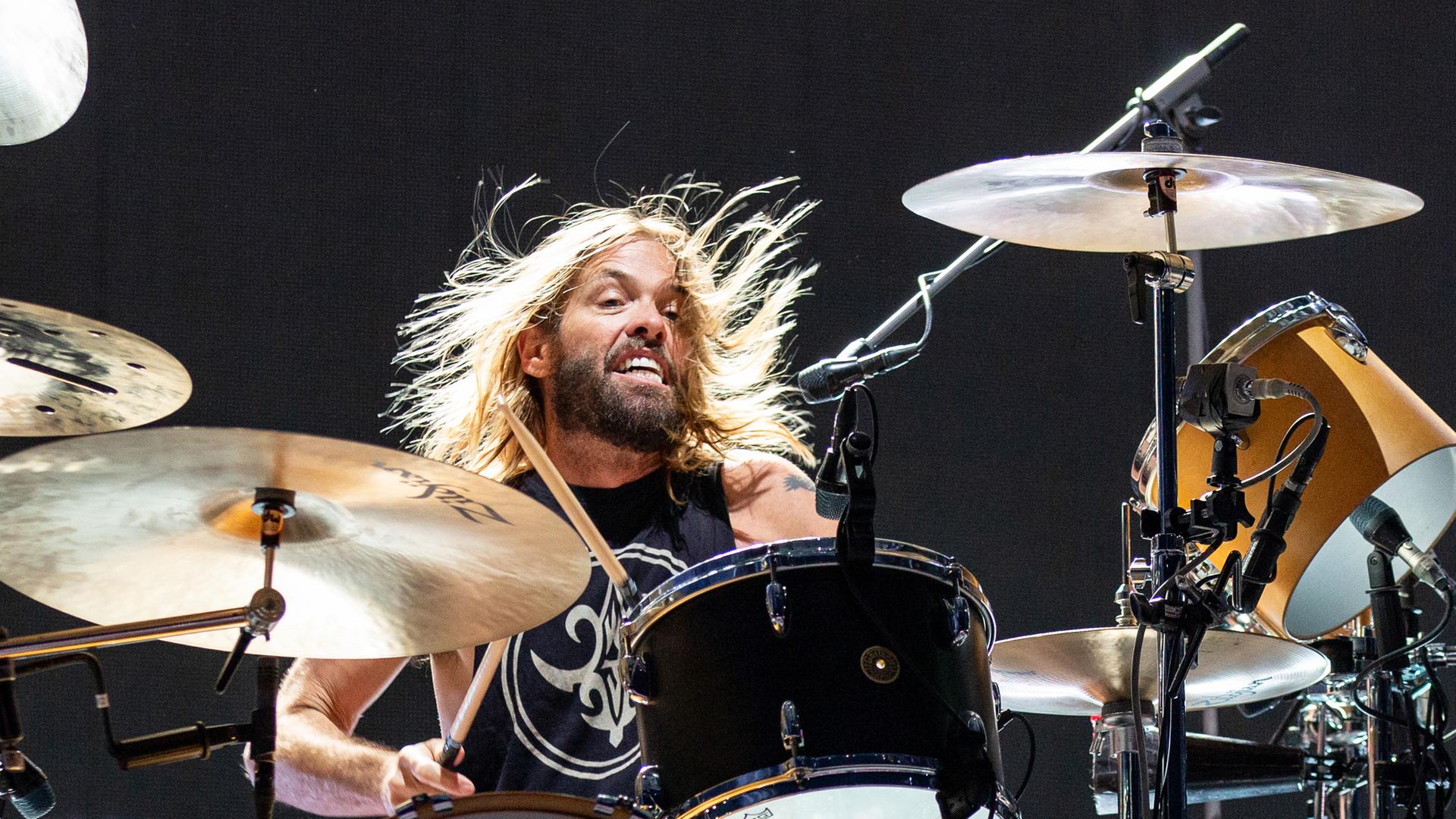 Taylor Hawkins am Schlag-Zeug. Taylor Hawkins am Schlag-Zeug.