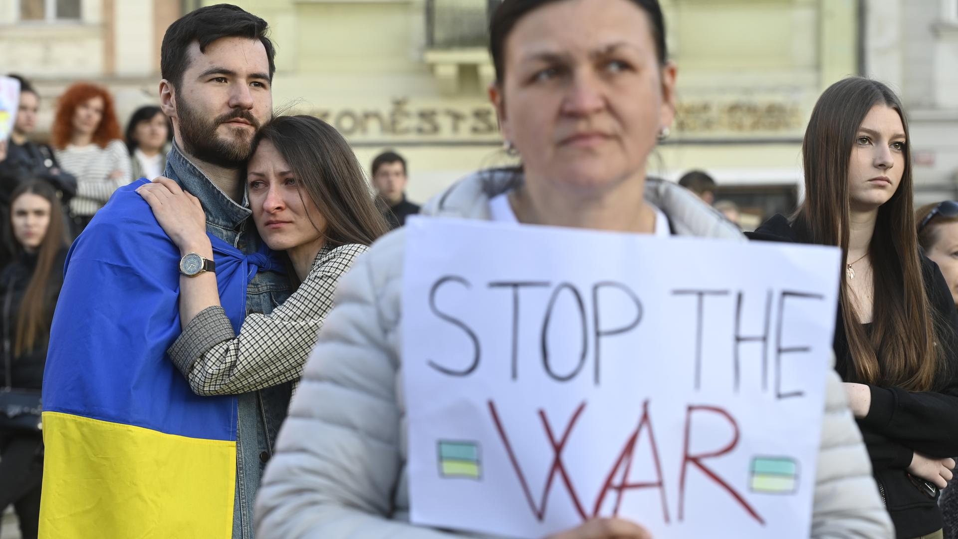 Besucherinnen und Besucher eines Solidaritätskonzerts mit der Ukraine, das Ende März von Warschau/ Polen nach Prag/Tschechien gestreamt wurde - eine Zuhörerin hält ein Schild mit der Aufschrift "Stop War" in der Hand Besucherinnen und Besucher eines Solidaritätskonzerts mit der Ukraine, das Ende März von Warschau/ Polen nach Prag/Tschechien gestreamt wurde - eine Zuhörerin hält ein Schild mit der Aufschrift "Stop War" in der Hand