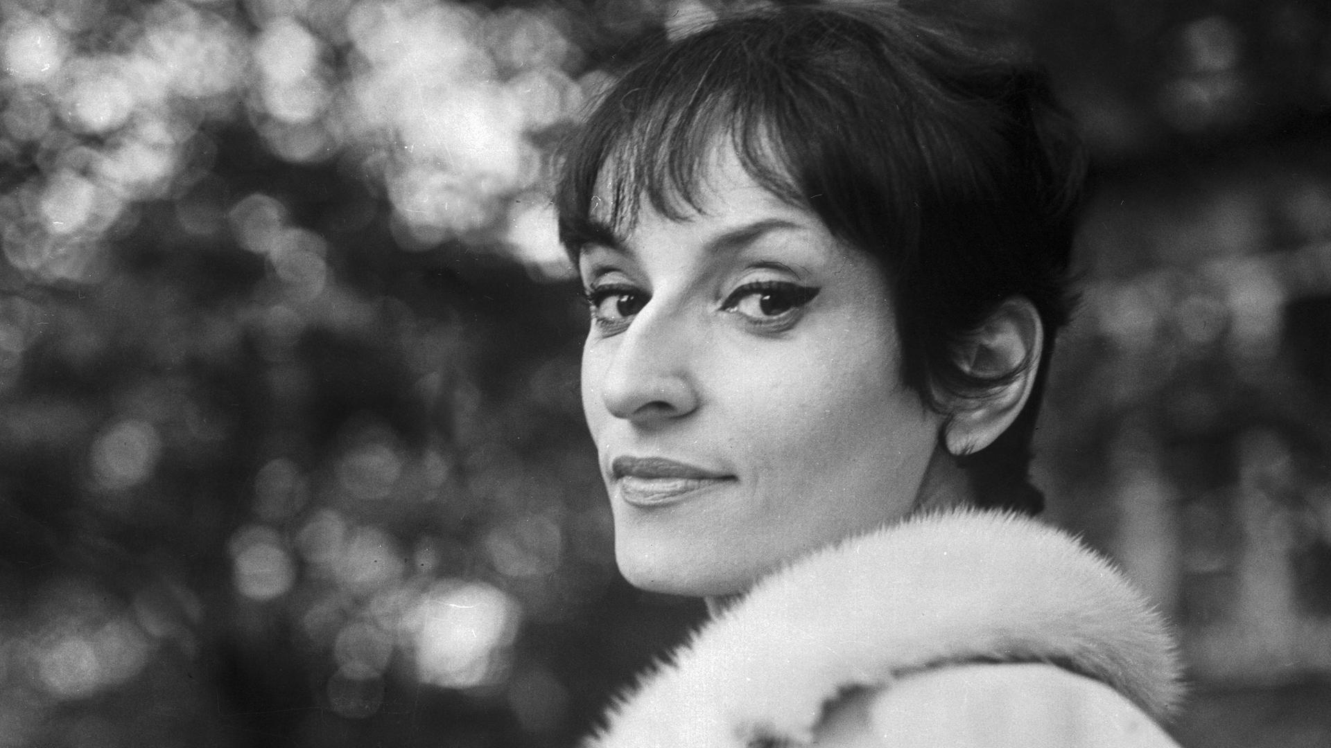 Die französische Chansonsängerin und Komponistin Barbara. Die französische Chansonsängerin und Komponistin Barbara.
