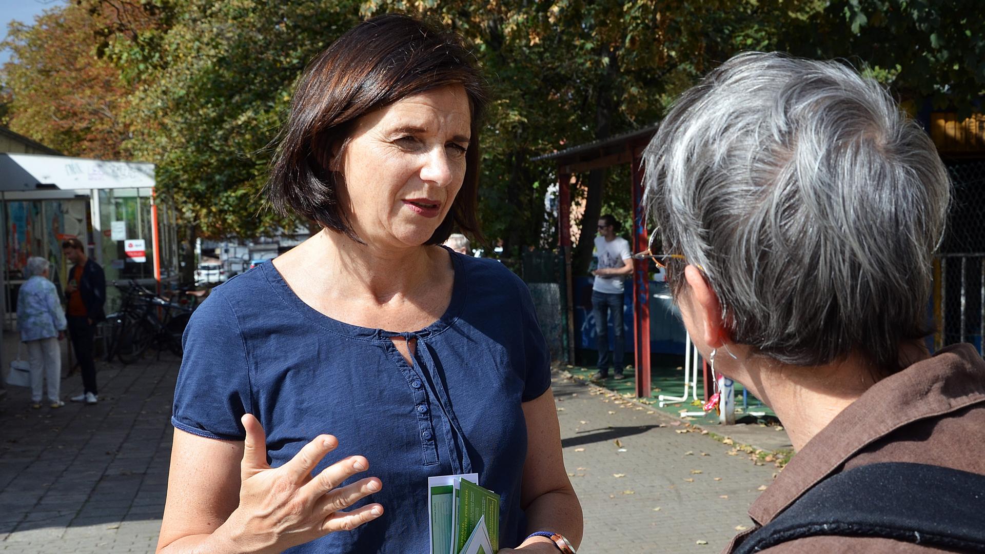 Bundestagsvizepräsidentin Katrin Göring-Eckardt im Gespräch mit einer Bürgerin.