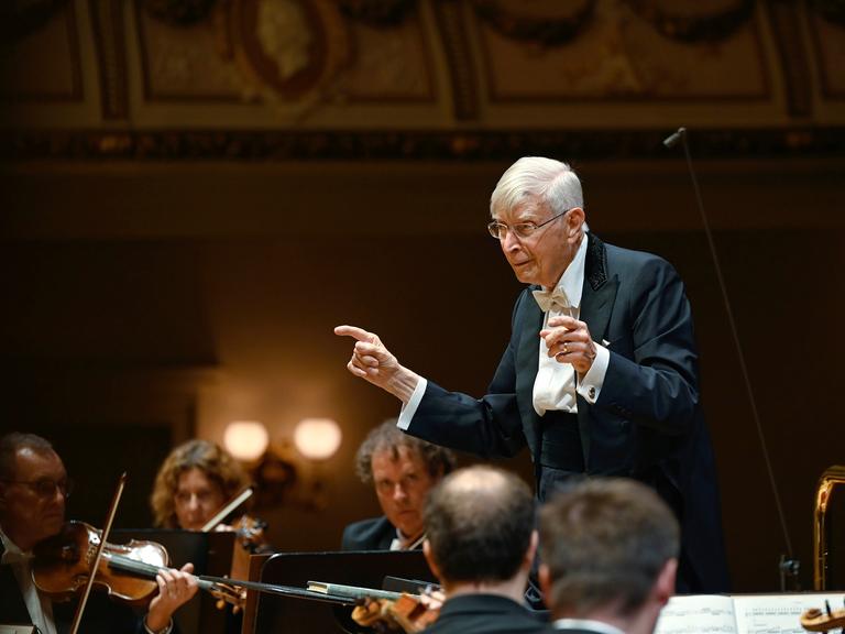 Der weißhaarige Dirigent Herbert Blomstedt steht bei einem Sonderkonzert der Sächsischen Staatskapelle Dresden am Dirigentenpult und blickt ins Orchester. Blomstedt ist zum Zeitpunkt des Konzerts, im September 2021, bereits 94 Jahre alt.
