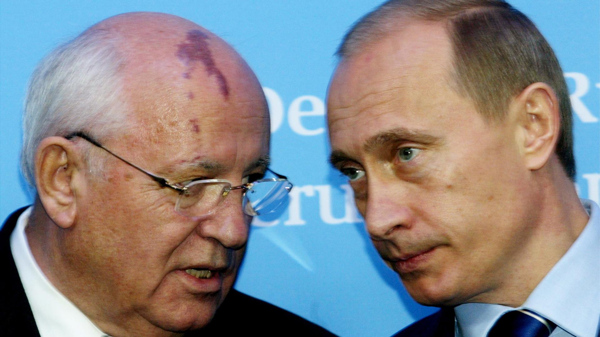 Russlands Präsident Wladimir Putin, rechts, spricht am Dienstag, 21.Dezember 2004, mit einem seiner Vorgänger, Michail Gorbatschow, links Russlands Präsident Wladimir Putin, rechts, spricht am Dienstag, 21.Dezember 2004, mit einem seiner Vorgänger, Michail Gorbatschow, links