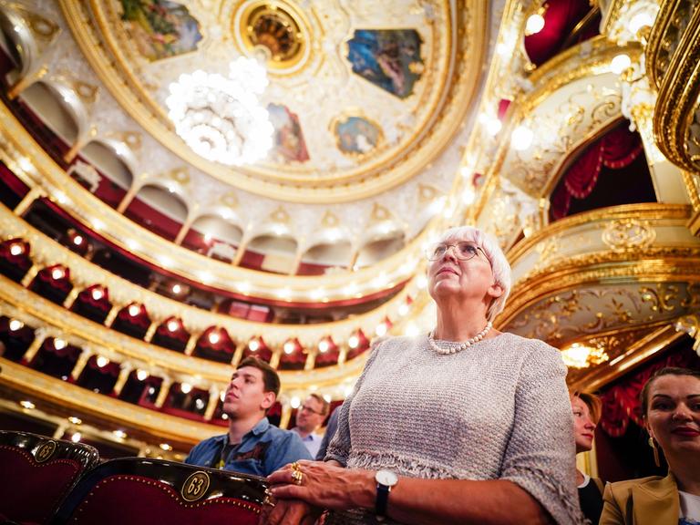 Claudia Roth (Bündnis 90/Die Grünen), Staatsministerin für Kultur und Medien, besucht die Oper der ukrainischen Hafenstadt Odessa am Schwarzen Meer. 