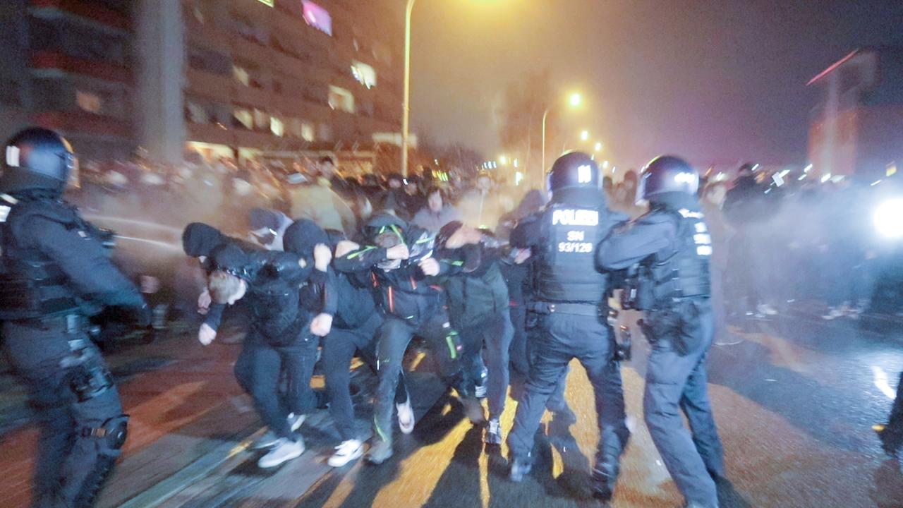 Eine Menschengruppe durchbricht eine Polizeiabsperrung und wird dabei von Einsatzkräften mit Pfefferspray besprüht. Nach Aufrufen zu Demonstrationen gegen Corona-Maßnahmen in sozialen Netzwerken kam es in mehreren Städten in ganz Sachsen zu Protesten Eine Menschengruppe durchbricht eine Polizeiabsperrung und wird dabei von Einsatzkräften mit Pfefferspray besprüht. Nach Aufrufen zu Demonstrationen gegen Corona-Maßnahmen in sozialen Netzwerken kam es in mehreren Städten in ganz Sachsen zu Protesten