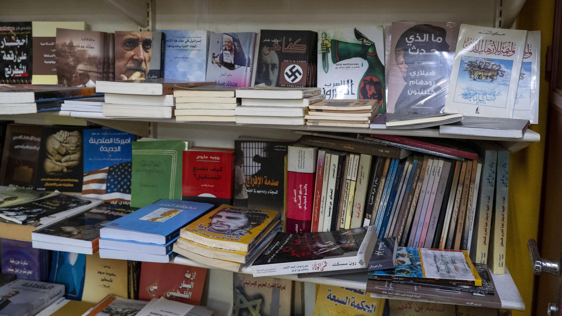 In einem Bücherregal in einem Laden in Ramallah sind Bücher mit Hakenkreuz und Nazi-Propaganda zu sehen. In einem Bücherregal in einem Laden in Ramallah sind Bücher mit Hakenkreuz und Nazi-Propaganda zu sehen.