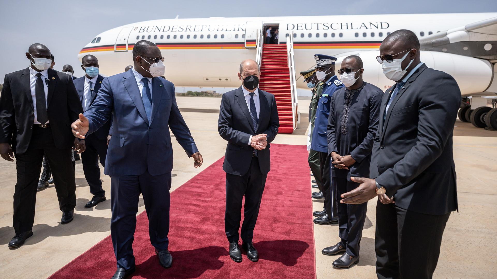 Kanzler Scholz wird vom senegalesischen Präsidenten Sall mit militärischen Ehren am Flughafen begrüßt. Kanzler Scholz wird vom senegalesischen Präsidenten Sall mit militärischen Ehren am Flughafen begrüßt.