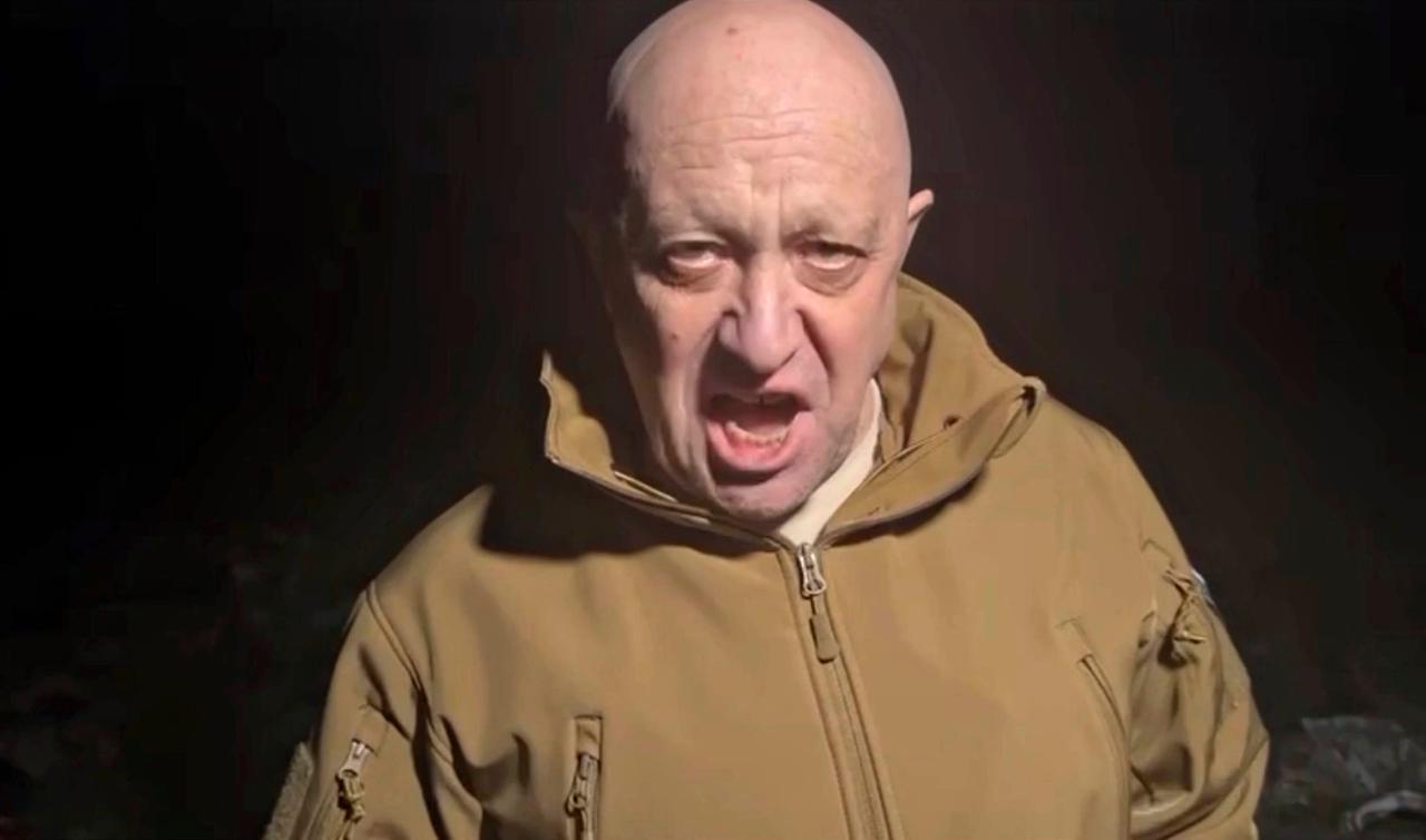 Der Chef der russischen Söldnergruppe Wagner, Jewgeni Prigoschin, trägt eine Outdoor-Jacke und brüllt in der Dunkelheit Richtung Kamera. Der Chef der russischen Söldnergruppe Wagner, Jewgeni Prigoschin, trägt eine Outdoor-Jacke und brüllt in der Dunkelheit Richtung Kamera.