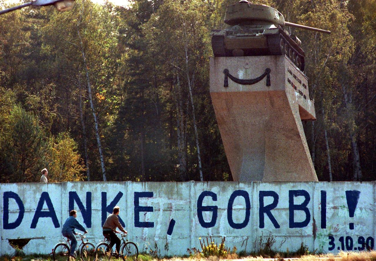 "Danke, Gorbi" stand 1990 auf der Mauer unter dem sowjetischen Panzer-Denkmal in Berlin.