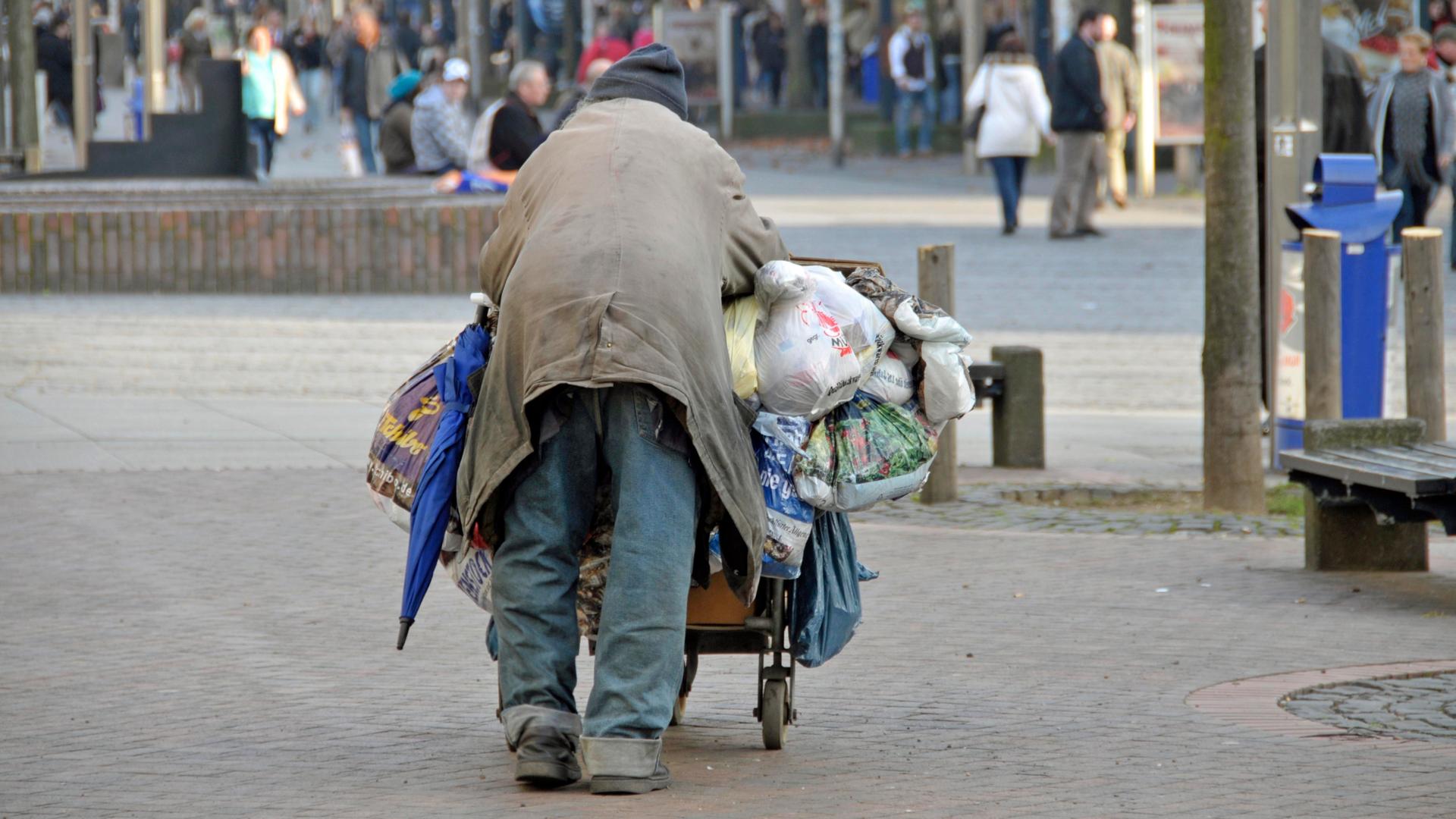 Obdachloser in der Innenstadt von Duisburg, Nordrhein-Westfalen, Deutschland, Europa