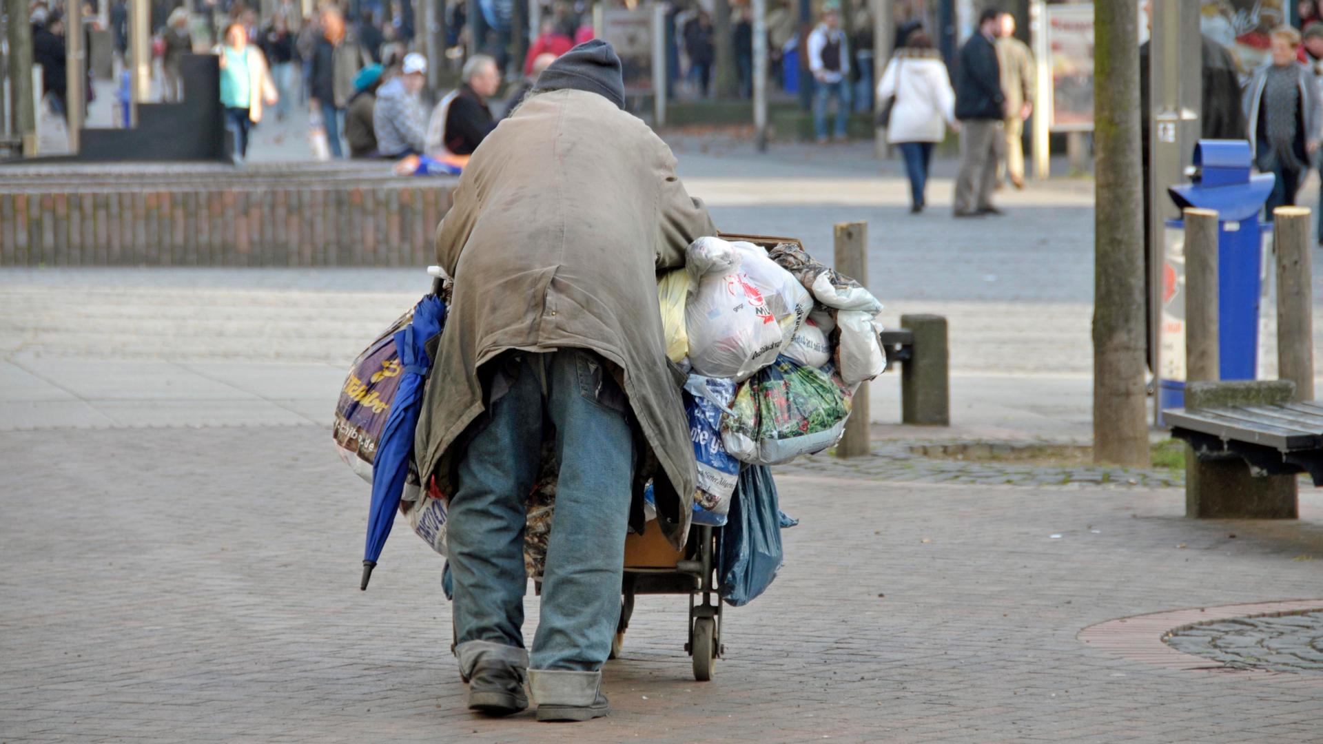 Obdachloser in der Innenstadt von Duisburg, Nordrhein-Westfalen, Deutschland, Europa Obdachloser in der Innenstadt von Duisburg, Nordrhein-Westfalen, Deutschland, Europa