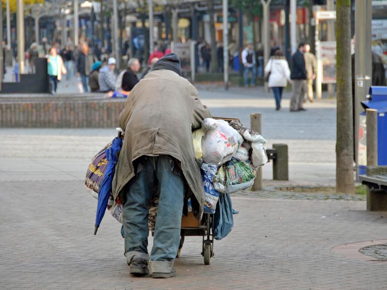Obdachloser in der Innenstadt von Duisburg, Nordrhein-Westfalen, Deutschland, Europa