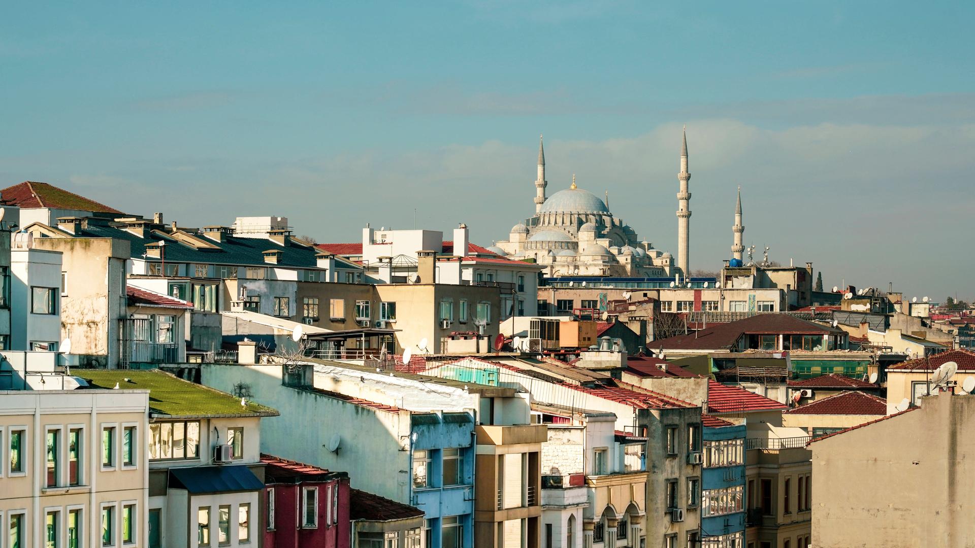Ein Meer von windschiefen, bunten und eng nebeneinanderstehenden Häusern. Im Hintergrund die Süleymaniye Moschee. Ein Meer von windschiefen, bunten und eng nebeneinanderstehenden Häusern. Im Hintergrund die Süleymaniye Moschee.