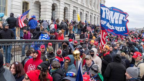 Anhänger von des abgewählten US-Präsidenten Donald Trump demonstrieren vor dem US-Kapitol am 06.01.2021.