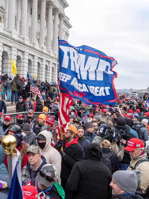 Anhänger von des abgewählten US-Präsidenten Donald Trump demonstrieren vor dem US-Kapitol am 06.01.2021.