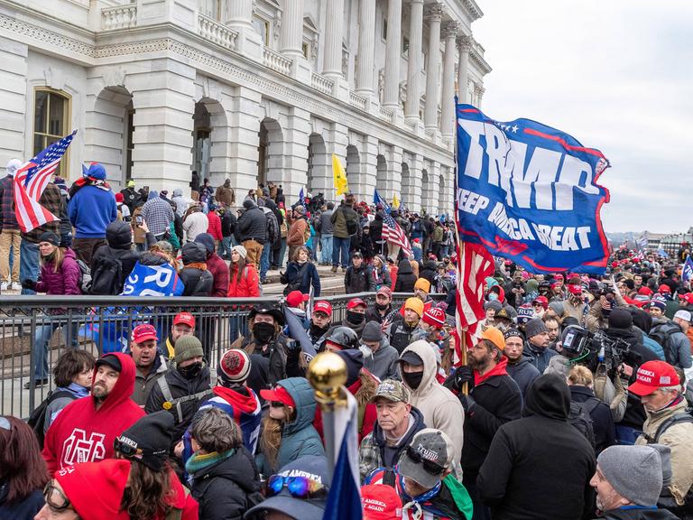 Anhänger von des abgewählten US-Präsidenten Donald Trump demonstrieren vor dem US-Kapitol am 06.01.2021.