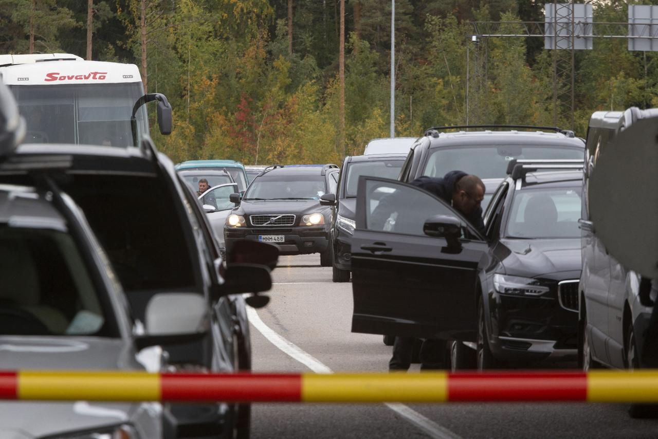 Eine Autoschlange an der finnisch-russischen Grenze. Eine Autoschlange an der finnisch-russischen Grenze.