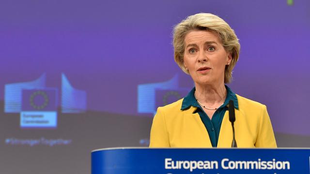 EU-Kommissionspräsidentin Ursula von der Leyen spricht in Brüssel während der Media-Konferenz hinter einem Pult, auf dem "European Commission" steht.