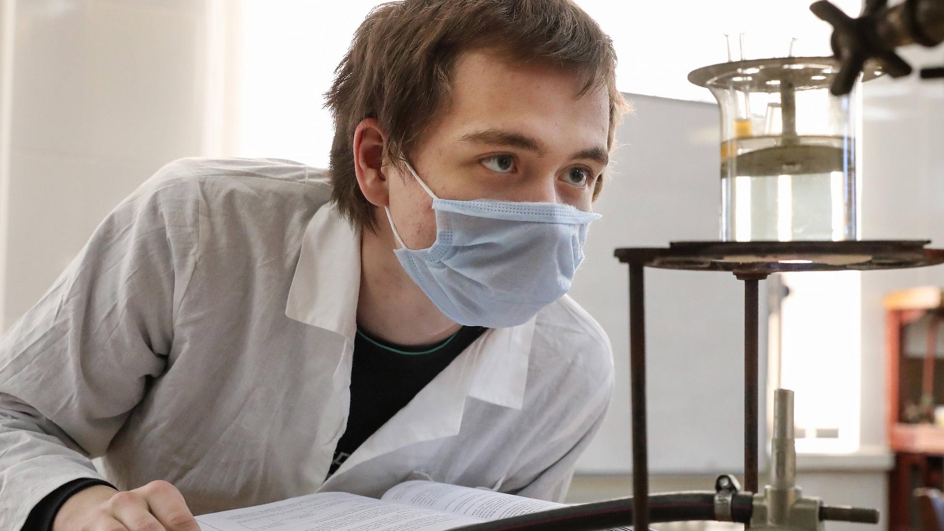 Chemie-Student im Labor bei einem sogenannten Praktikum, das zum Studium gehört Chemie-Student im Labor bei einem sogenannten Praktikum, das zum Studium gehört