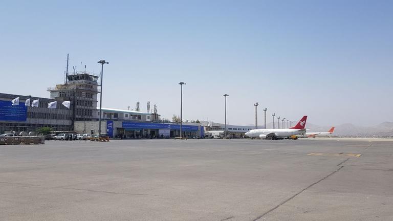 Auf dem Flughafen von Kabul steht ein einziges Flugzeug.