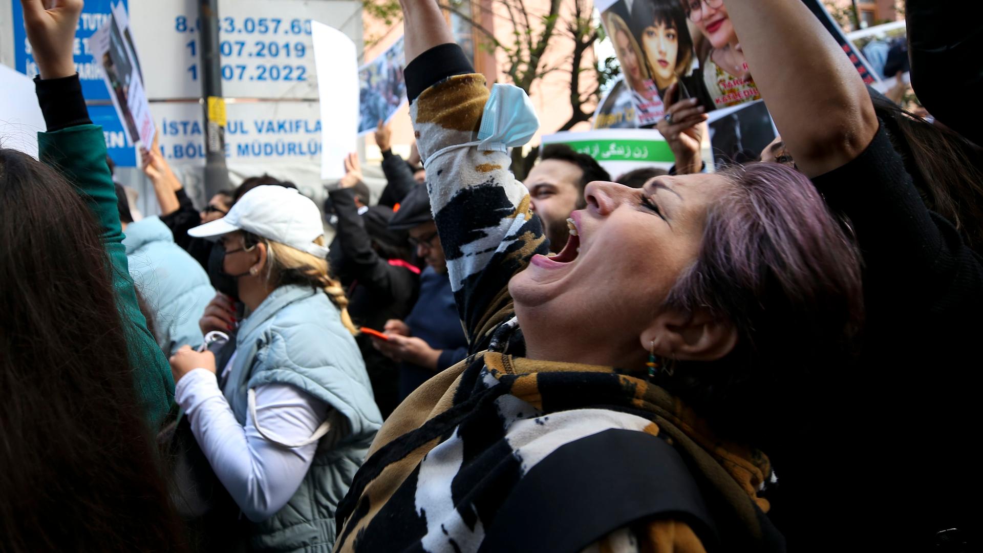 Iranerinnen und Iraner rufen während einer Demonstration laute Slogans.