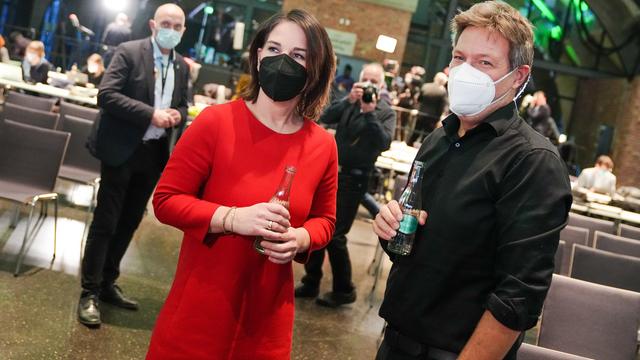 Annalena Baerbock und Robert Habeck mit Masken und Getränken auf dem Bund-Länder-Forum