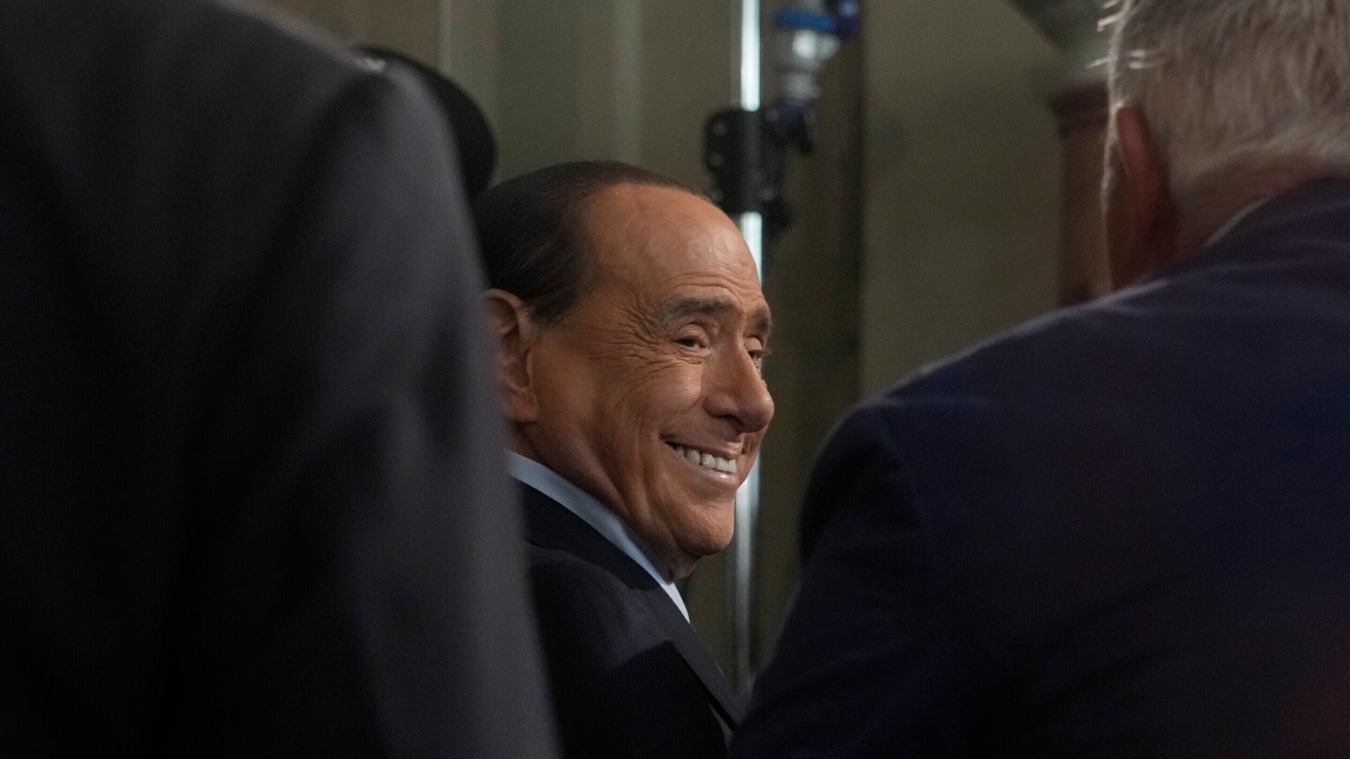 Italien - Berlusconi Vom Vorwurf Der Korruption Und Zeugenbestechung ...