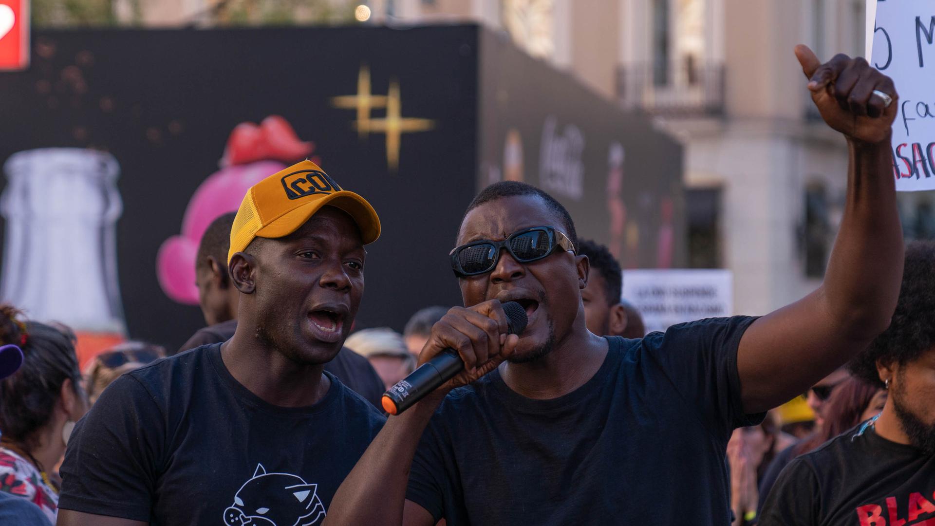 Demonstranten protestieren gegen den Umgang mit den Flüchtlingen an der spanisch-marokkanischen Grenzzaum. Demonstranten protestieren gegen den Umgang mit den Flüchtlingen an der spanisch-marokkanischen Grenzzaum.