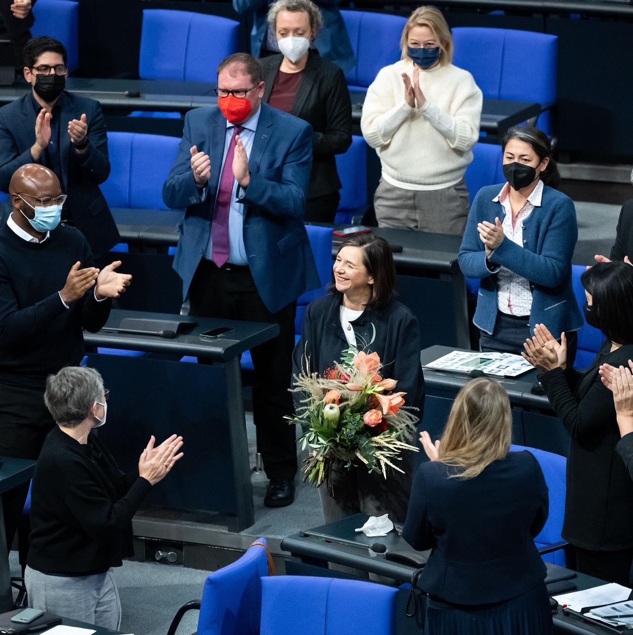 Katrin Göring-Eckardt (Bündnis 90/Die Grünen) nimmt nach ihrer Wahl zur stellvertretenden Bundestagspräsidentin bei der Plenarsitzung im Deutschen Bundestag den Applaus entgegen. Katrin Göring-Eckardt (Bündnis 90/Die Grünen) nimmt nach ihrer Wahl zur stellvertretenden Bundestagspräsidentin bei der Plenarsitzung im Deutschen Bundestag den Applaus entgegen.