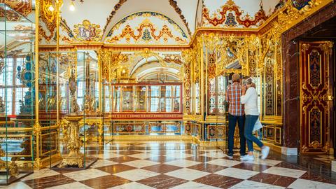 Besucher schauen sich im Juwelenzimmer des Historischen Grünen Gewölbes im Residenzschloss um.