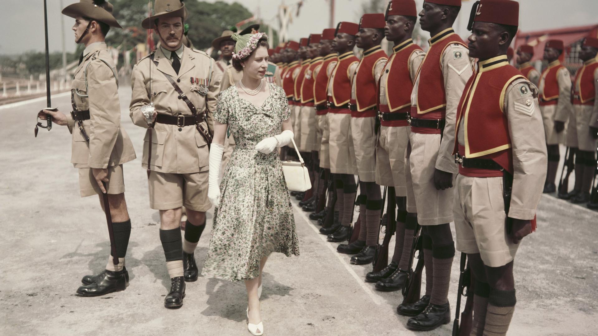 Königin Elizabeth II. inspiziert während ihrer Commonwealth-Reise 1956 nigerianische Soldaten des sogenannten königlichen Nigeria Regiments (Royal West African Frontier Force).