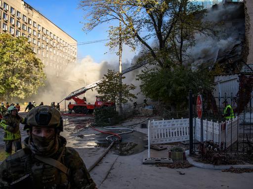 Sicherheitskräfte in Kiew nach einem Drohnenangriff der russischen Armee am 17.10.2022